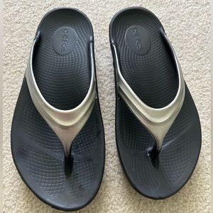 Oofos Oolala Silver Thing Recovery Sandals - 7